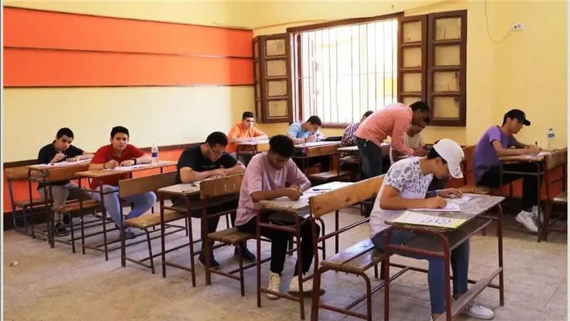 الثانوية خدمات: نكشف مميزاتها وعيوبها ومقارنتها بالثانوية العامة