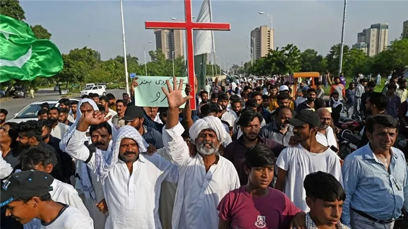 صراخ واستغاثات من مسيحى الموصل ينادون الله والعالم العربى انقذونا مما يحدث لنا