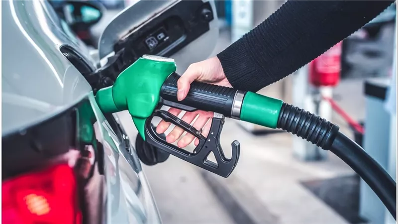 لتر 92 بــ 12.50 جنيه .. أسعار البنزين والسولار قبل قرار  لجنة التسعير التلقائي 
