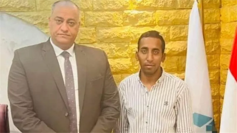 الشاب صاحب واقعة الصفع من عمرو دياب تنهال عليه العروض والمساعدات