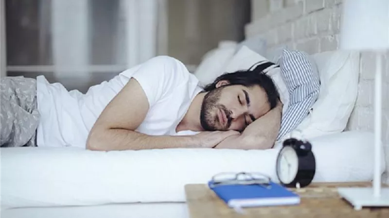 أضرار غير متوقعة .. احذر ما يحدث لصحتك اثناء  النوم امام التكييف الصحراوي 