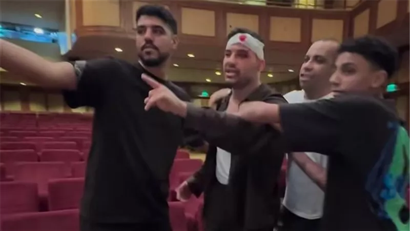 شاهد: خناقة عنيفة بين مسلم ومحمود العسيلي بالمسرح والسبب مفاجأة.. 