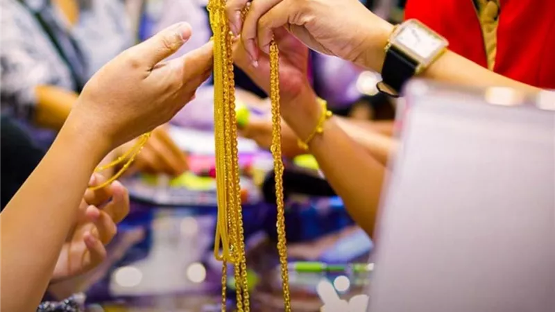 الدهب يضرب من جديد قبل عيد الاضحي توقعات صادمة بشأن سعر الذهب في مصر 
