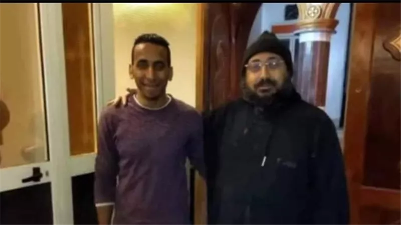 اعرف سر صورة بطل واقعة الصفع من عمرو دياب مع أحد القساوسة