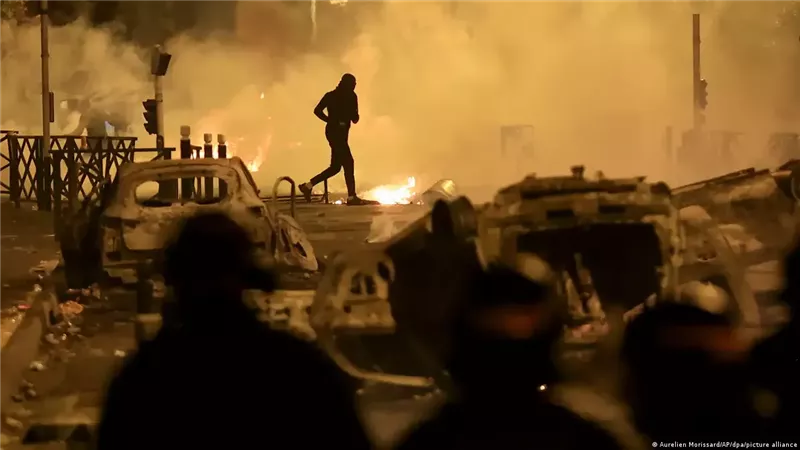 احتجاجات في فرنسا وحرب شوارع في باريس بسبب اليمين المتطرف