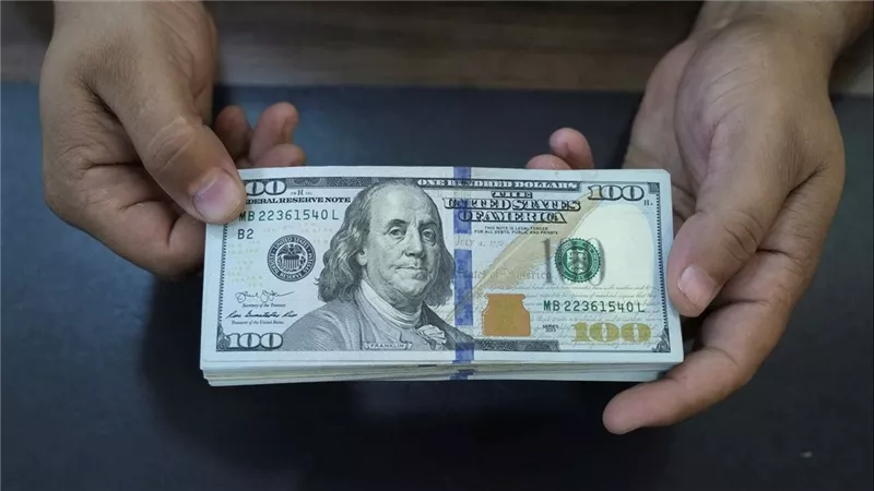 سعر الدولار بثاني أيام العيد مقابل الجنيه المصري في البنوك .. 500 دولار بكام في السوق السوداء ؟