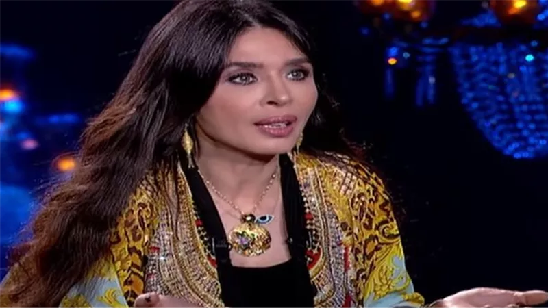 بعد الشاب المصفوع وإحراج ليلى علوي.. عمرو دياب يحرج دينا الراقصة 
