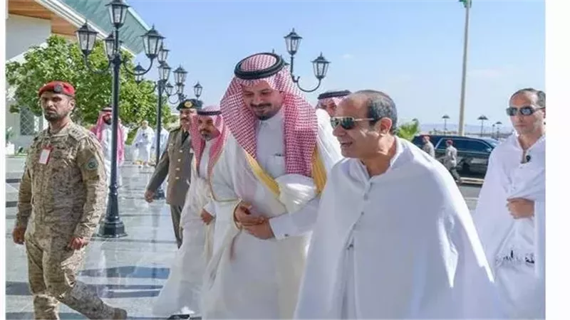 شاهد: أول صور للرئيس السيسى بملابس الاحرام أثناء أداء مناسك الحج