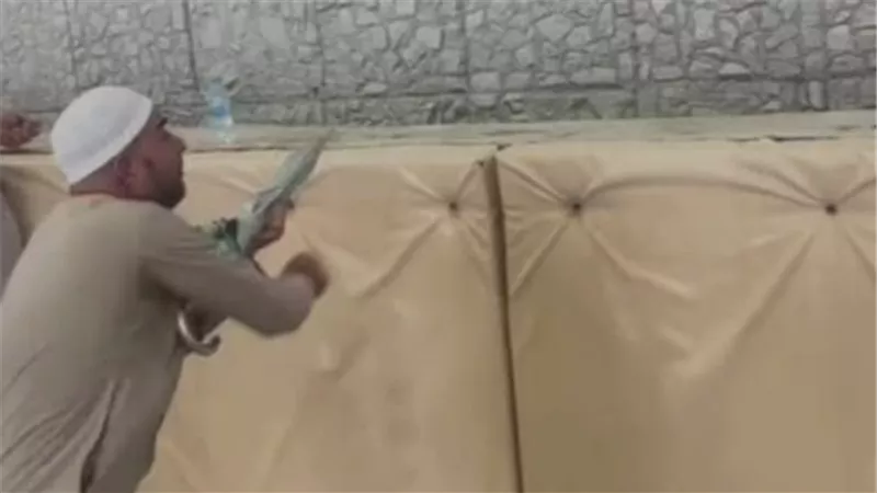 ظهور فيديو لحاج يسخر من مناسك الحج وحالة من الغضب على 
