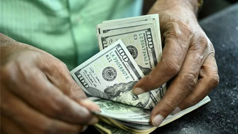 الحكومة تعلق على ارتفاع سعر الدولار وتوجه رسالة هامة للمواطنين