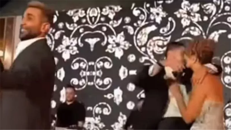 بالصور.. موقف محرج وغريب للمطرب أحمد سعد في أحد الأفراح وتصرف غريب