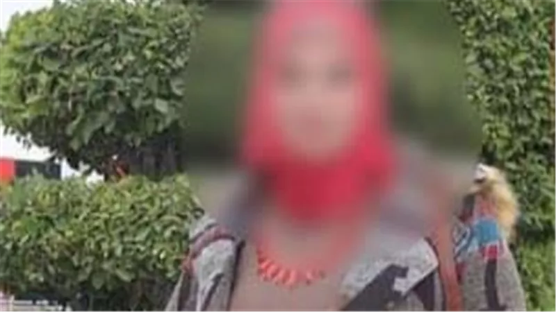 مشهد يقطع القلب.. فتاة تقتحم مسجد في الفيوم وتلعن المتوفى والسبب غريب