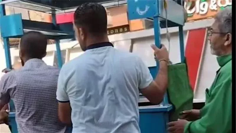 نفس آكل عيش بالحلال.. انتشار فيديو صاحب عربة القهوة يثير التعاطف 