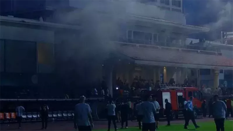 حادث خطير يتسبب في إيقاف مباراة بيراميدز وسموحة في إستاد الإسكندرية