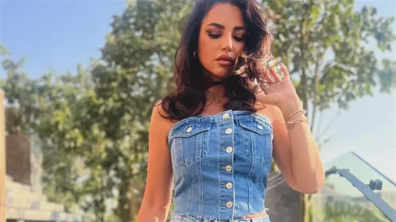 إطلالة جديدة من الفنانة درة بالجينز الكامل تلفت الأنظار للجميع