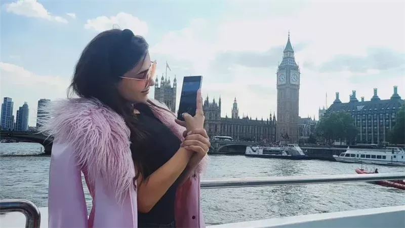 صور جديد للفنانة مي عمر من عاصمة الضباب تخطف الأنظار