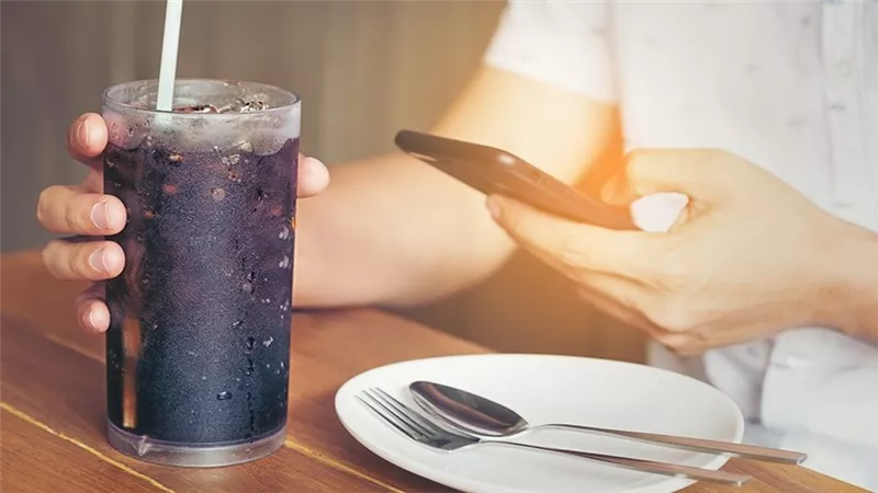 تهدد حياة البشر سر خطير وراء قيام فرنسا بسحب عبوات مشروب غازى شهير من الأسواق