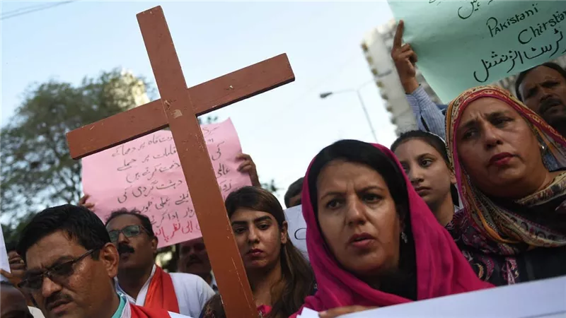 حكم بالاعدام وسجن ٢٢ سنة وغرامة بالملايين لشاب مسيحي بباكستان والتهمة غير متوقعة