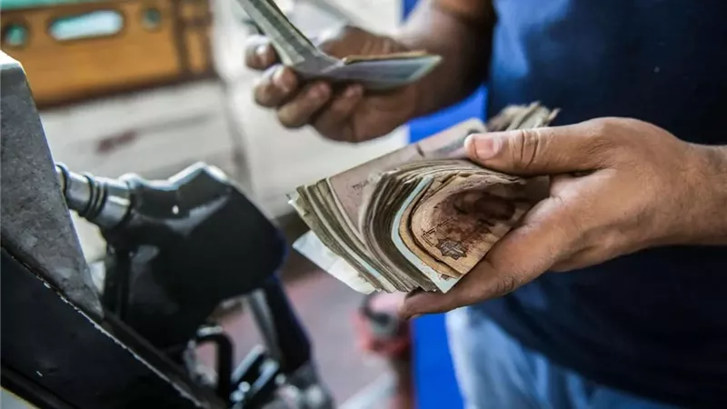 خبير اقتصادي يكشف التوقعات حول زيادة أسعار البنزين في مصر
