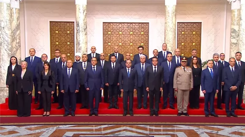 من وزير الداخلية بالحكومة الجديدة.. وشاهد بالفيديو: الوزراء الجدد يؤدون حلف اليمين أمام الرئيس