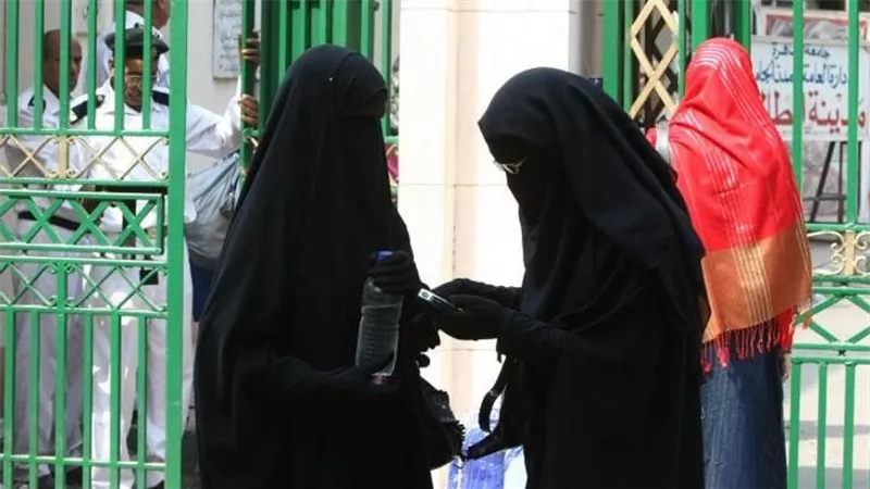 دا اسمه جهل.. ابراهيم عيسى وهجوم ناري على المنتقبين في المدارس والمستشفيات