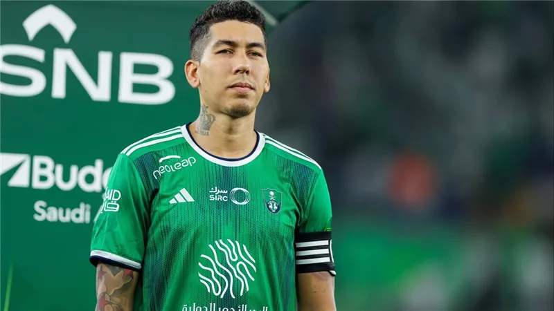 نطق يسوع هو الحب .. روبرتو فيرمينو لاعب الأهلي السعودي يعتزل كرة القدم ويتحول إلى قس