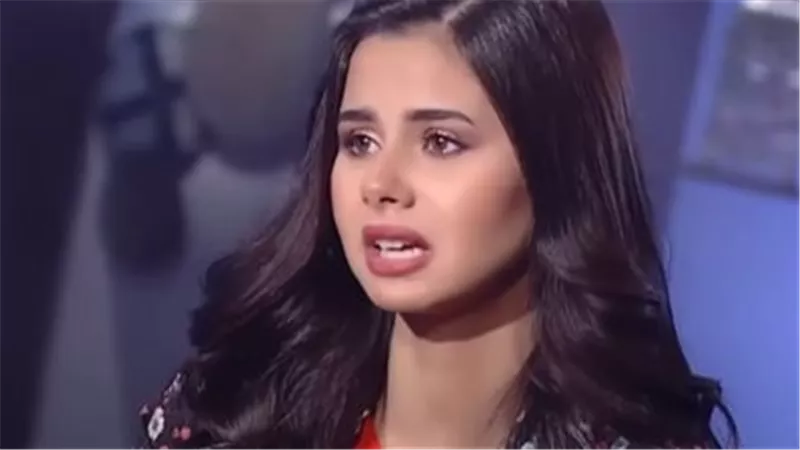 منة عرفة تثير الجدل وتقلب السوشيال ميديا بسبب صورها الجديدة بالمايوة