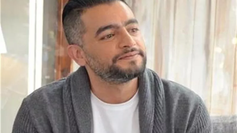 رغم أنه مسلم مش بيشيل صورة العذراء من رقبته..هانى سلامة يرد بكل جراءة على مذيعة استفزته