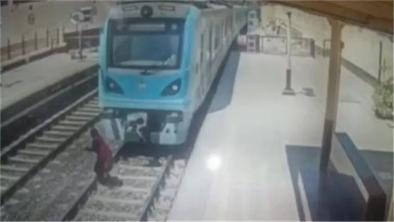 بائعه النعناع تريد إنهاء حياتها تحت عجلات المترو...ولكن القدر له رأى أخر وتحرك عاجل من النيابة