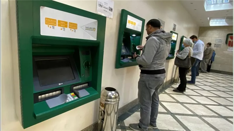 هل تعرف رسوم السحب النقدي من ماكينات الصراف الآلي الـ ATM لـ 15 بنكا؟ إليك الدليل الكامل