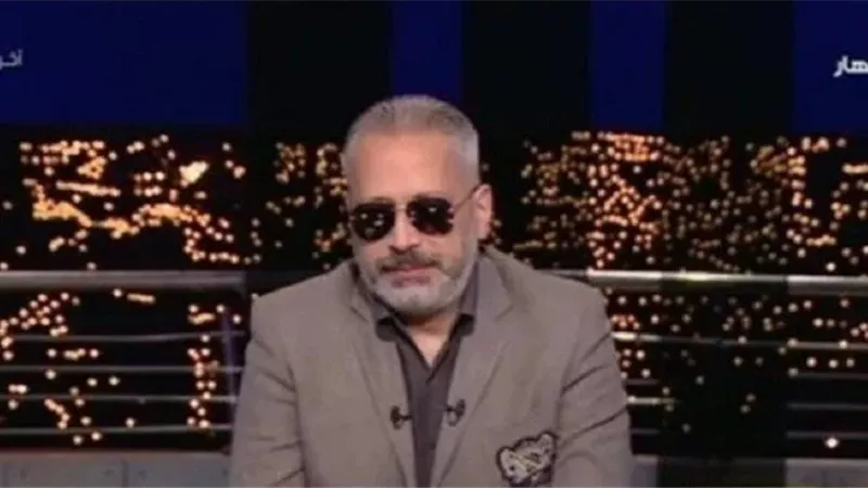 سر ظهور تامر أمين بنظارة سوداء على الهواء في برنامجه آخر النهار 