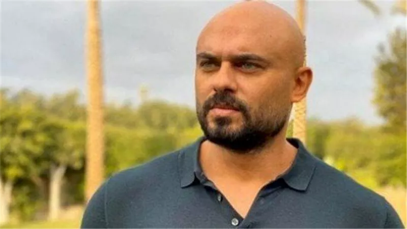 ماذا فعل  أحمد صلاح حسني لأحد الموظفين؟..  وتفاصيل محاكمته