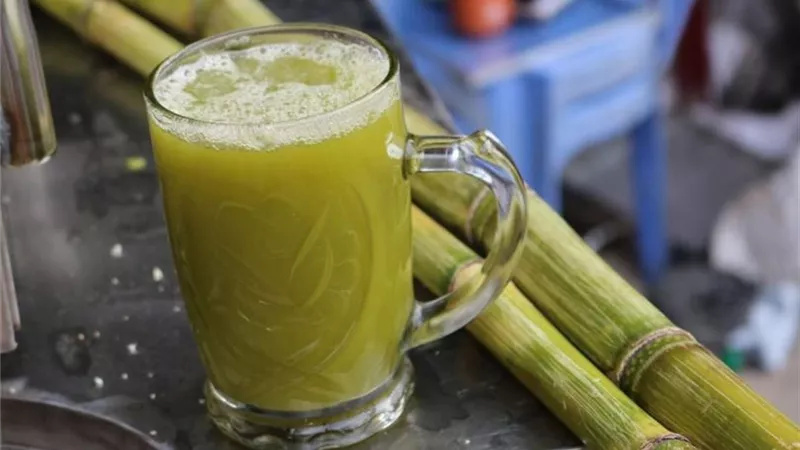 10 فوائد مذهلة.. هذا ما يحدث لجسمك عند شرب عصير القصب بتناوله بشكل منتظم