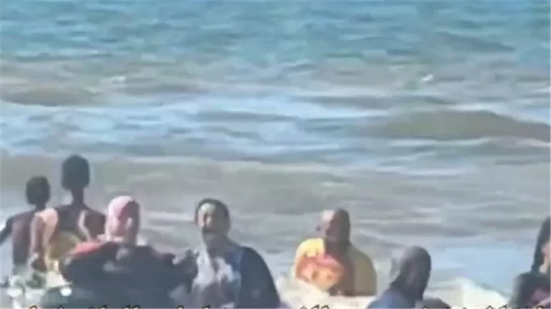 18 مواطن واجهوا الموت في شاطئ الهانوفيل بالاسكندرية.. شاهد: ماذا فعل رجال الإنقاذ 