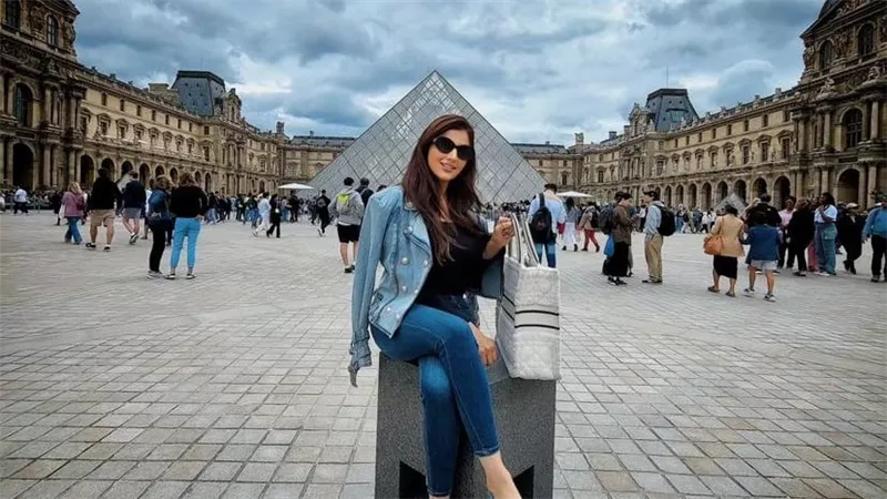أسعار ملابس مي عمر تقلب السوشيال ميديا.. اعرف الشبشب بس بكام؟
