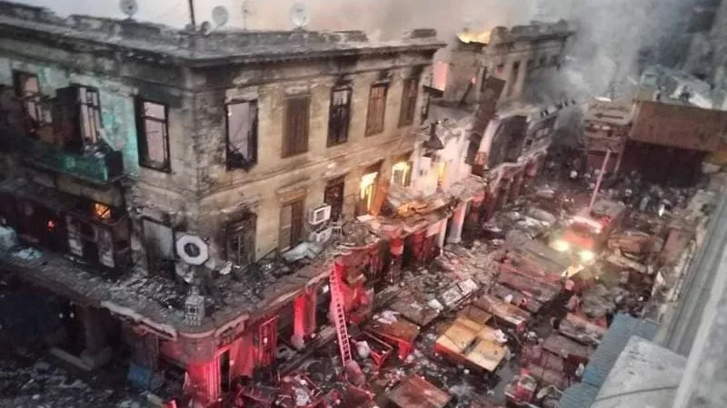 جحيم في العتبة.. شاهد: نيران حريق الموسكي تلتهم المخازن وخسائر بالملايين وقرار حكومي عاجل 