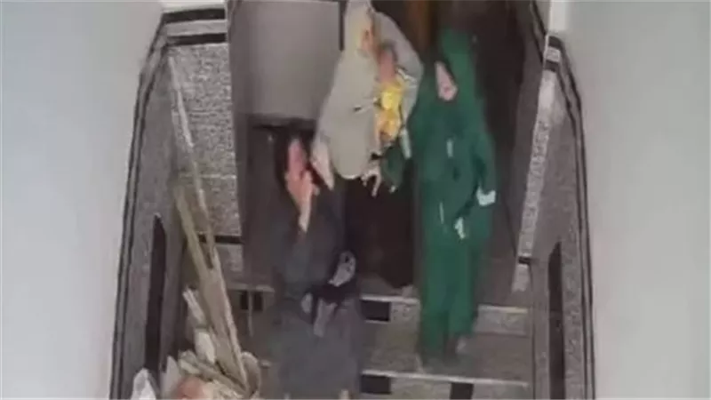 الحاجه حنان تظهر بتفاصيل جديده ومثيره عن فيديو ضربها بالشبشب من زوجه ابنها والسبب وراء هذا