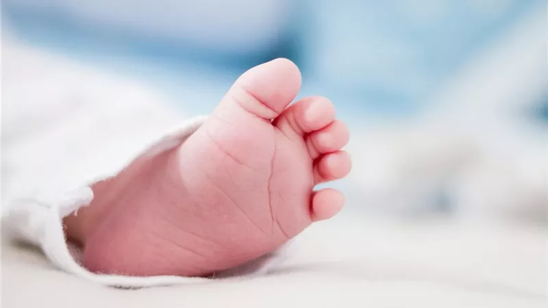 كواليس ومفاجأت مرعبة ..  واقعة بيع طفل رضيع تهز مستشفى شهير بالقاهرة