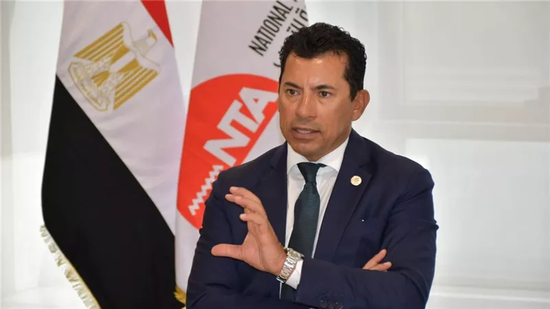 شاهد بالصور: وزير الرياضة اشرف صبحي يزور منزل اسرة محمد صلاح 