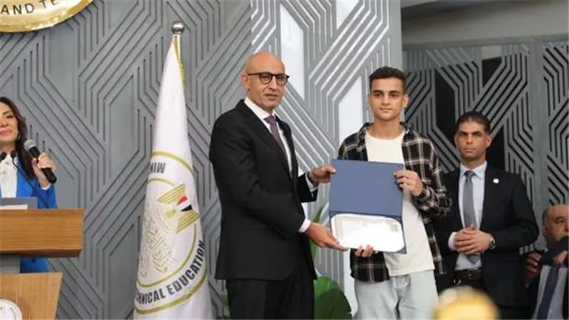 مفاجأة : ماجد إمام مدرس الجيولوجيا يكافئ طالب ثانوية عامة بعربية بقيمة مليون ونص! هل تصدق؟ شوف الصور