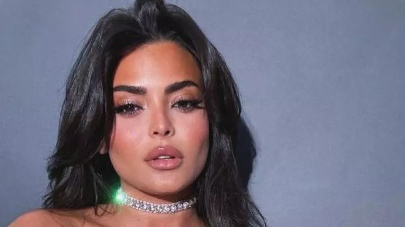 بعد إعلان خطوبتها على كزبرة.. أسماء جلال تخطف الأنظار بهذا الفستان