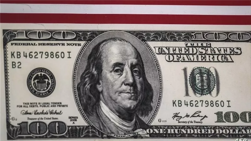 الاخضر ينهار في السوق السوداء وهذا أعلي سعر لـ الدولار في البنوك خلال منتصف تعاملات اليوم وصل كام ؟ 