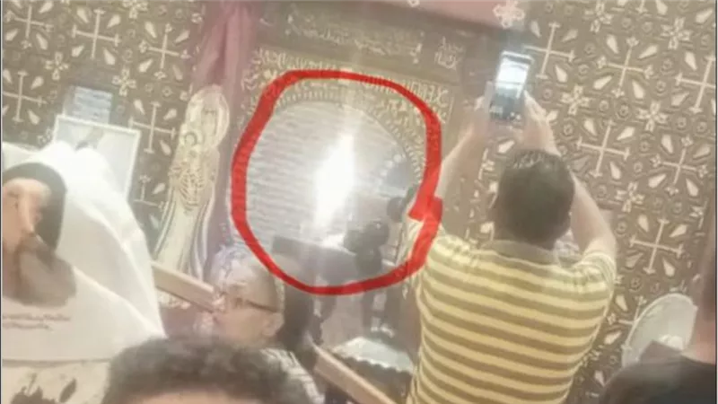 عاجل بالصور | القمص عبد المسيح بسيط يعلن: ظهور العذراء مريم على مذبح كنيستها في مسطرد.. هل هي معجزة جديدة؟
