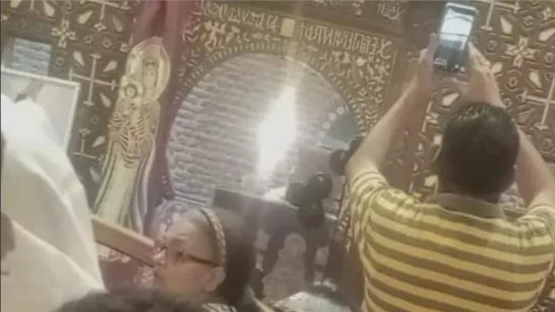 تفاصيل ظهور العذراء مريم في كنيسة مسطرد اليوم .. هل شاهد القمص عبد المسيح بسيط التجلي المقدس؟