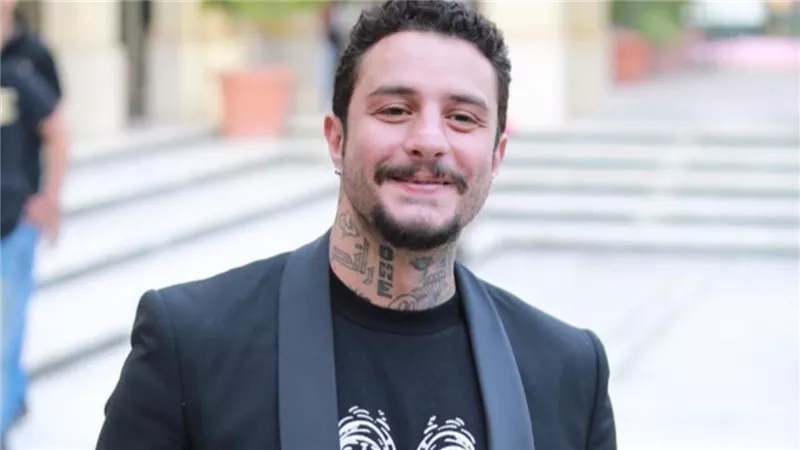 غياب أحمد الفيشاوي عن جنازة والدته لوجوده خارج مصر