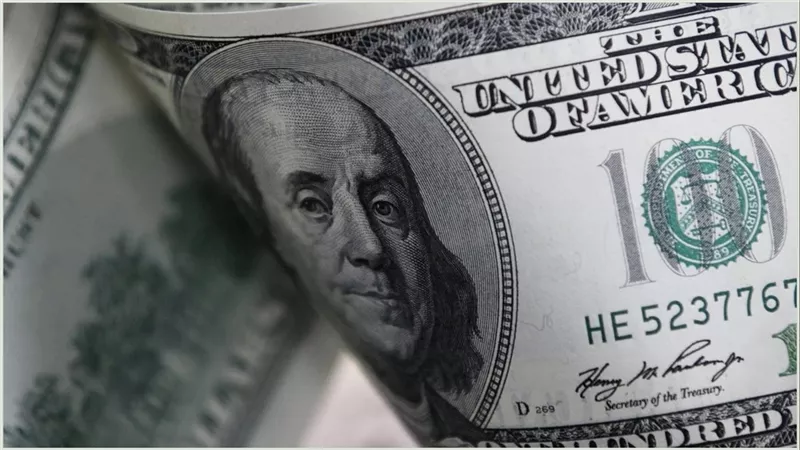 ماذا حدث لـ سعر الدولار اليوم بالبنوك بعد قرار الرئيس السيسي؟.. وصل لكام في بنكي مصر والاهلي؟