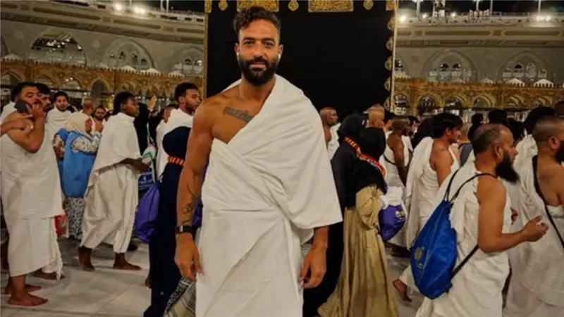 إزاي بالشكل ده قدام الكعبة وبيسمع أغاني؟.. موجة غضب تطول ميدو بمكة