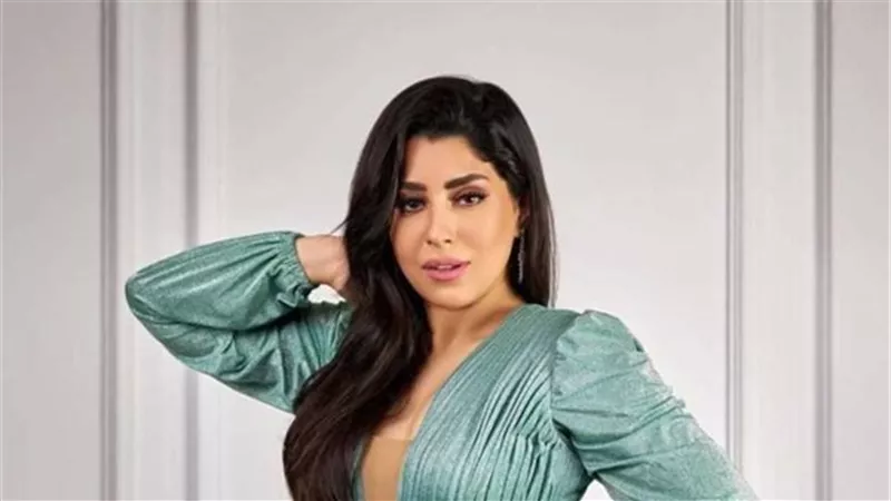 بين مؤيد ومعارض وبين معجب وغاضب.. فستان آيتن عامر القصير يقلب الميديا
