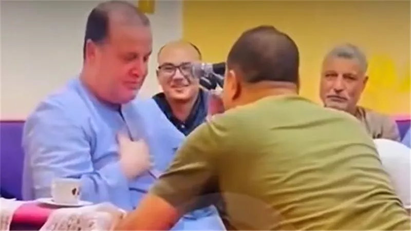 ايه اللي بيحصل ده؟.. شاب يقوم بتقبيل أقدام شيخ وهو يرتل القرآن