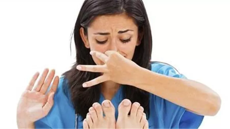 رائحة رجلك كريهه اعرف السبب و٥ طرق هتخلصك منها...لكن فى تلك الحالة عليك الذهاب للطبيب فورا